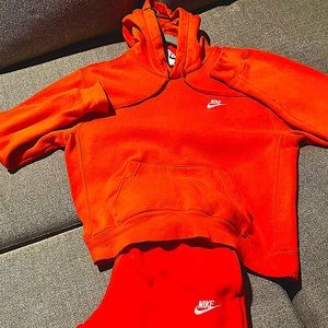 Med Orange Nike sweatsuit